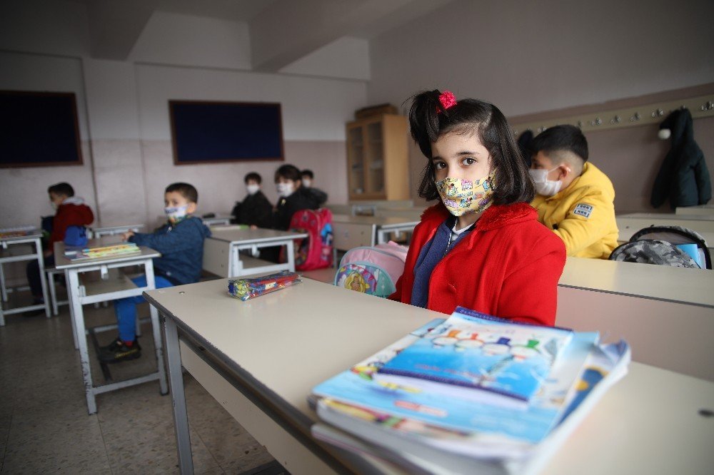 Orta Riskli Elazığ’da Yüz Yüze Eğitim Başladı, Öğrenciler Ders Başı Yaptı