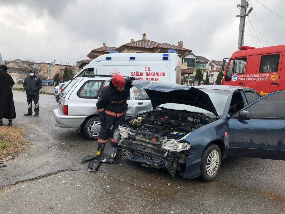 Sakarya’da 2 Otomobil Çarpıştı: 3 Çocuk Yaralı