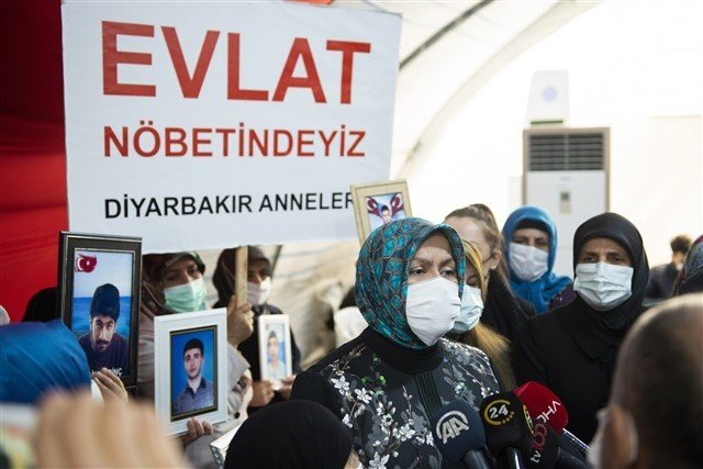Vali Münir Karaloğlu’nun Eşi Hdp Önündeki Ailelerle Bir Araya Geldi