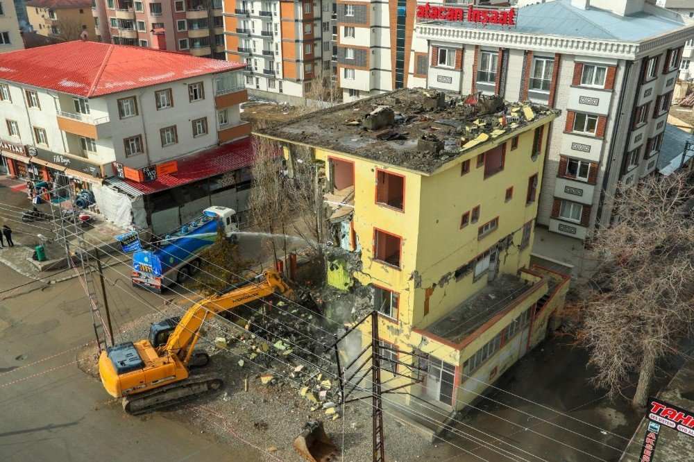 İ̇pekyolu’ndaki Hasarlı Yapılar Yıktırılıyor