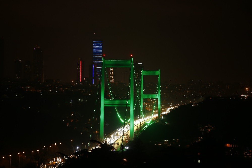 İ̇stanbul’da Köprüler Yeşil Renk İle Aydınlatıldı