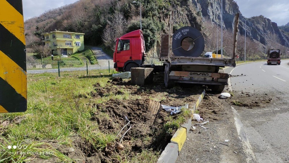 Virajı Alamayan Tır Refüje Çıktı