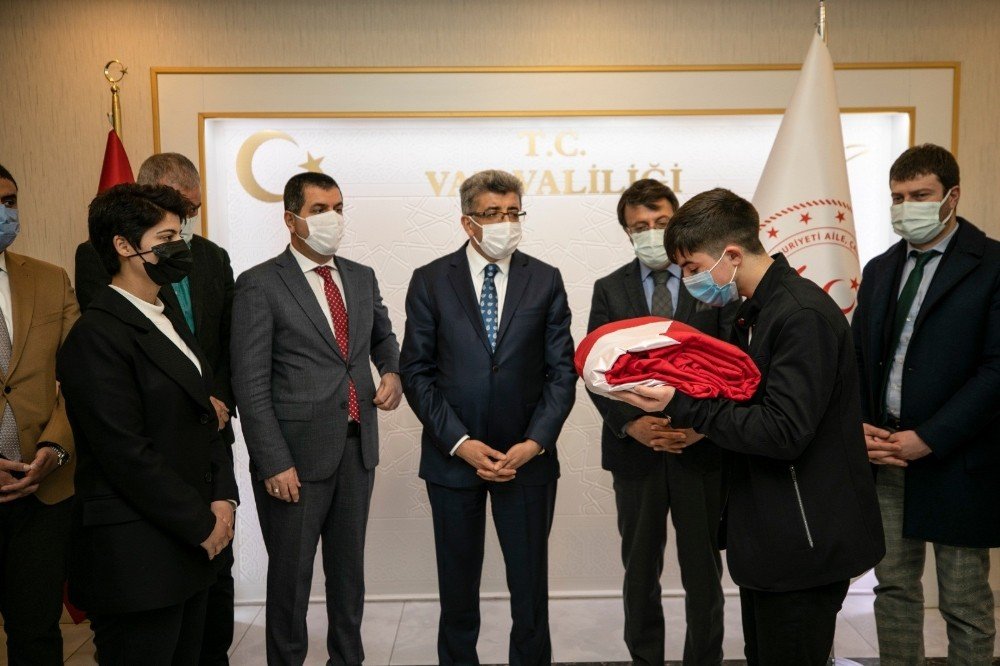 “anadolu Gönül Yolu 81 Genç 81 Bayrak Projesi” Kapsamındaki Türk Bayrağı Van’a Ulaştı