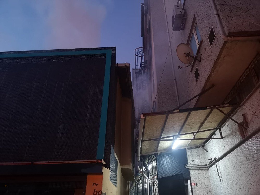 Ataşehir’deki Mobilya Fabrikası İkinci Kez Yandı
