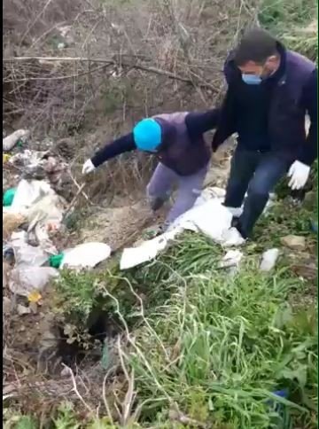 Ayaklarından Bağlayıp Çuvala Koydukları Köpeği Ölüme Terk Ettiler