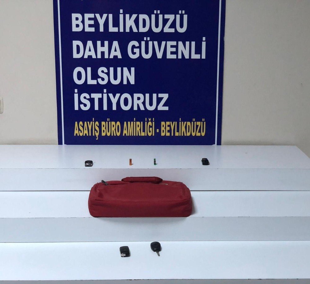 Beylikdüzü’nde ’sinyal Kesici’ Cihaz İle Otomobilleri Soyan Zanlı Kamerada