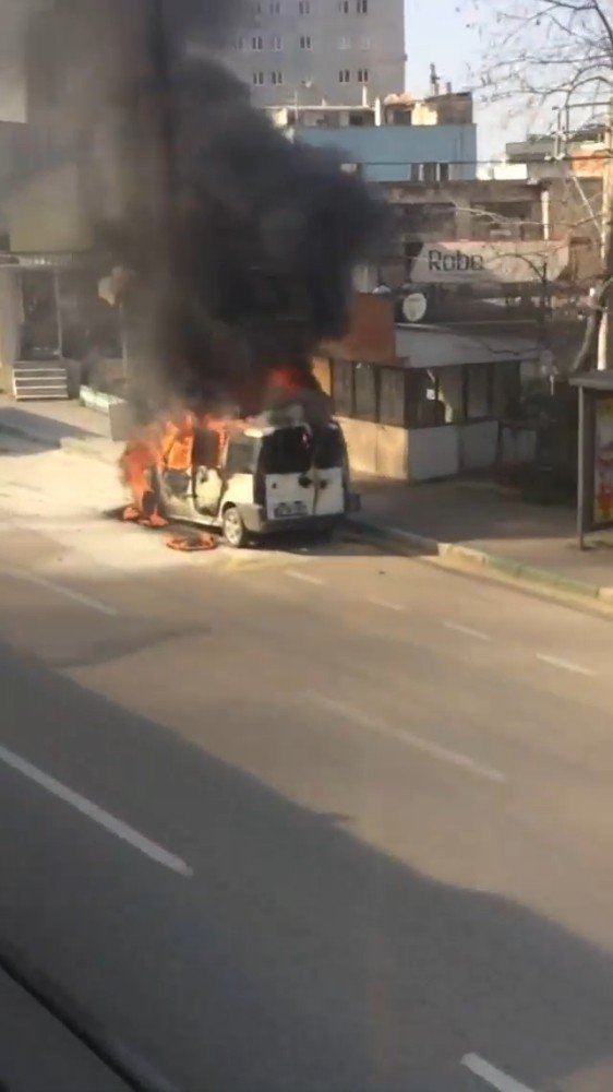 Bursa’da Seyir Halindeki Hafif Ticarî Araç Alev Alev Yandı