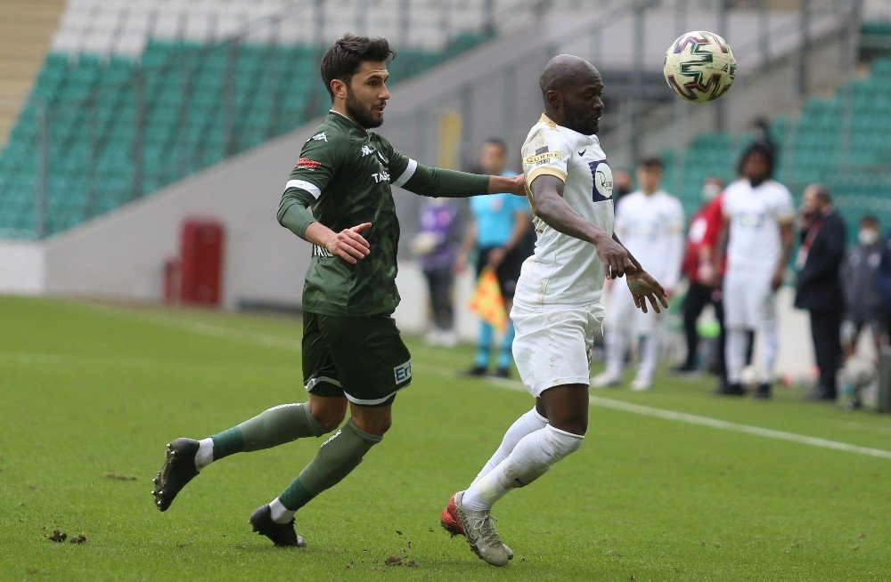 Bursaspor’un Defans Hattında Kriz Yaşanıyor