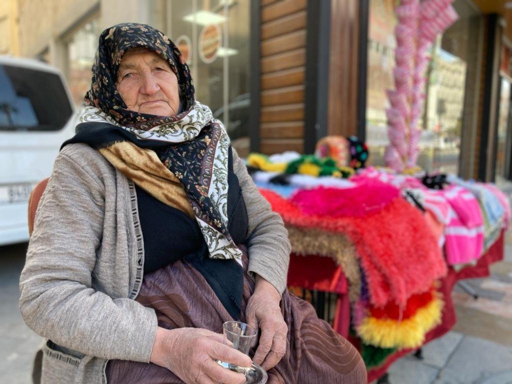 Gençlere Taş Çıkartan 85’lik Nine, 57 Yıldır Ekmeğini Sokaktan Kazanıyor