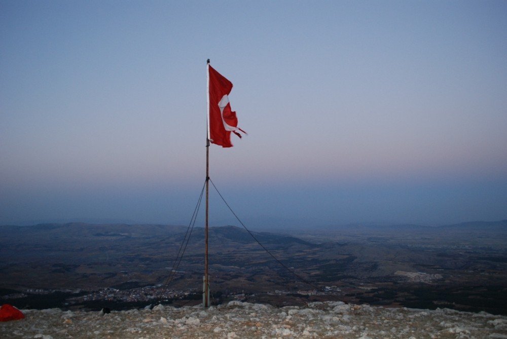 Denizli’de Ülkü Ocakları 1840 Metre Yükseklikte Türk Bayrağını Değiştirdi