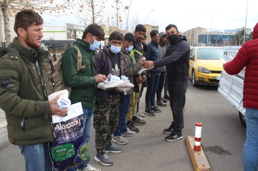 İ̇ş Kadınından Örnek Davranış: Düzensiz Göçmenlere Yemek Dağıttı