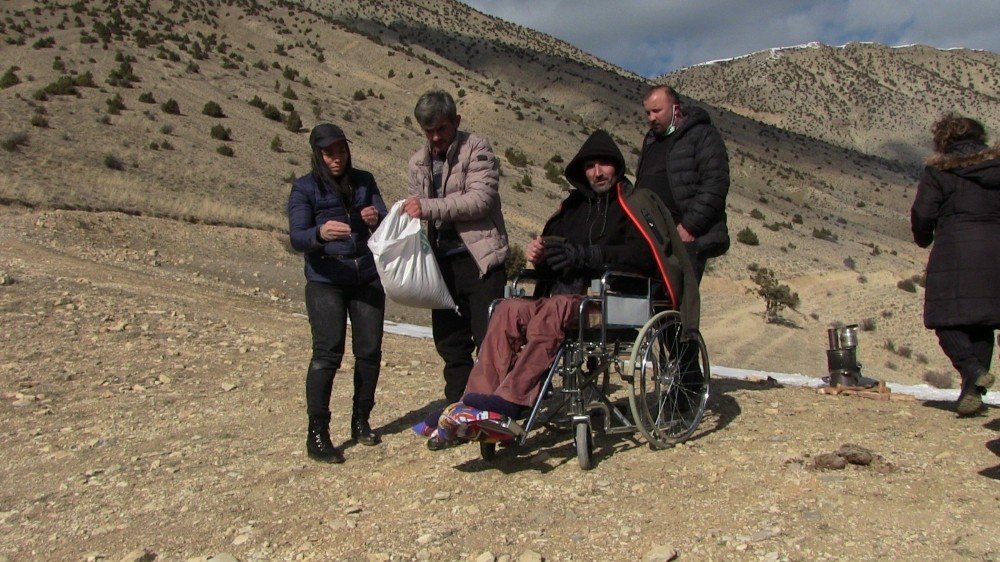 Dünya Hayvanları Koruma Günü’nde Yaban Hayvanları İçin Doğaya Yem Bıraktılar