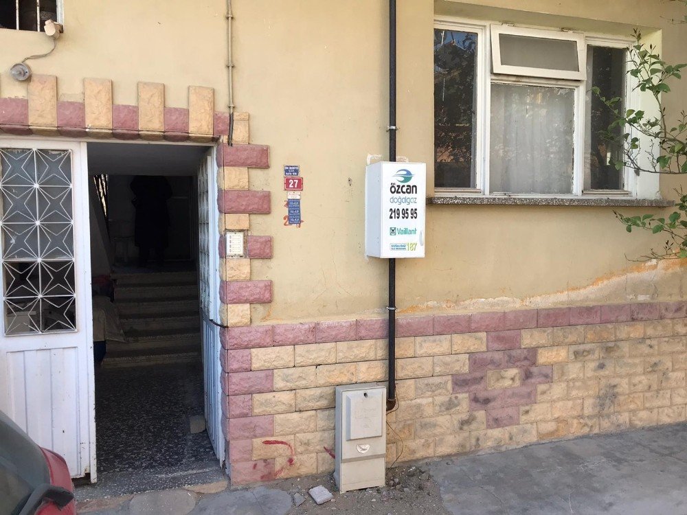 Emekli Öğretmen Evinde Ölü Bulundu