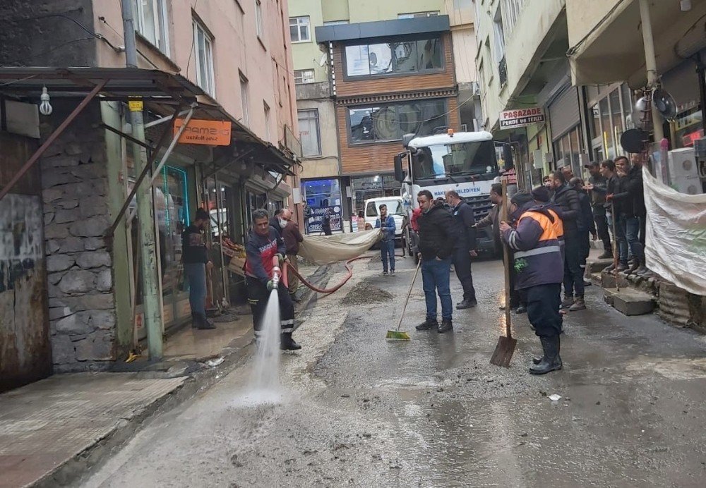 Hakkari Belediyesi Ekipleri Kirliliğe Geçit Vermiyor