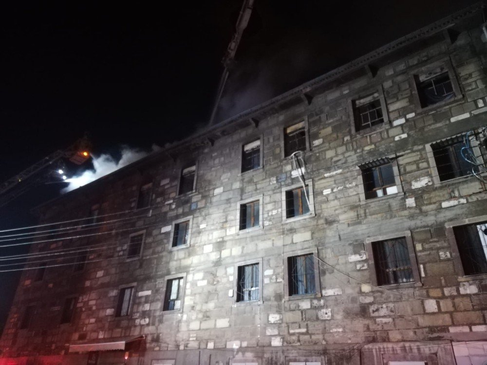 İ̇zmir’de 4 Katlı Tekstil Atölyesinde Çıkan Yangın Söndürüldü