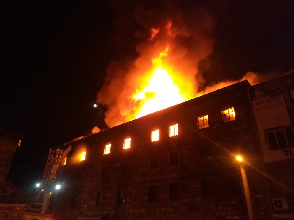 İ̇zmir’de 4 Katlı Tekstil Atölyesinde Korkutan Yangın