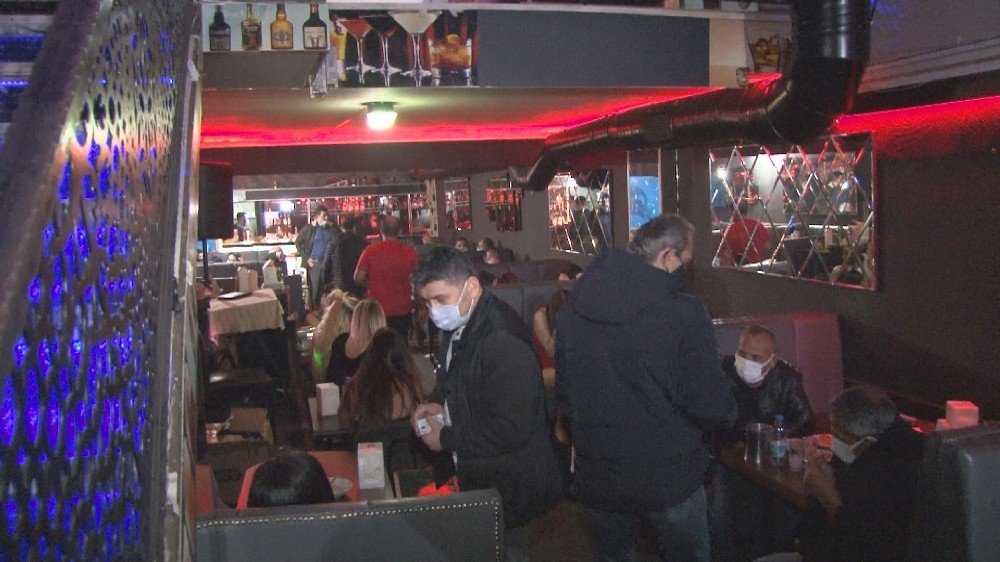 İ̇zmir’de ‘kades’ İhbarı İle Gece Kulübüne Polis Baskını