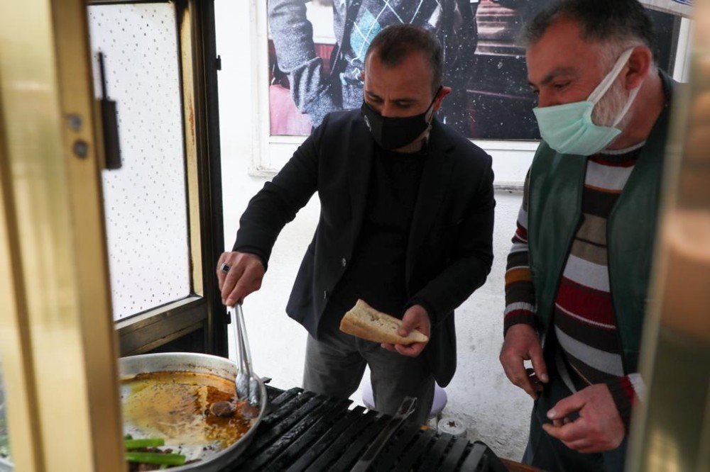 Vali Köfte Ekmek Dağıttı