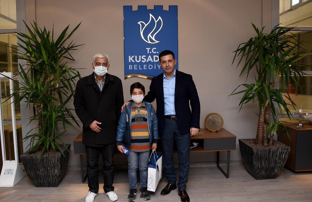 Başkan Günel,minik Efe’ye Verdiği Karne Hediyesi Sözünü Tuttu