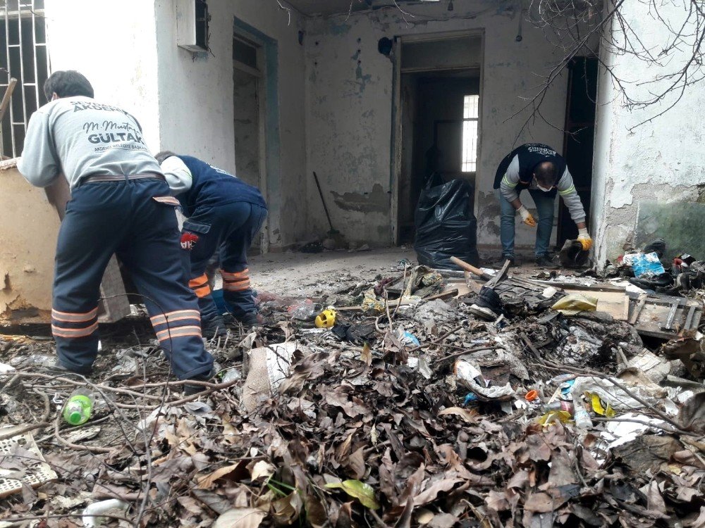 Mersin’de Terk Edilmiş Evden 4 Römork Çöp Çıkarıldı