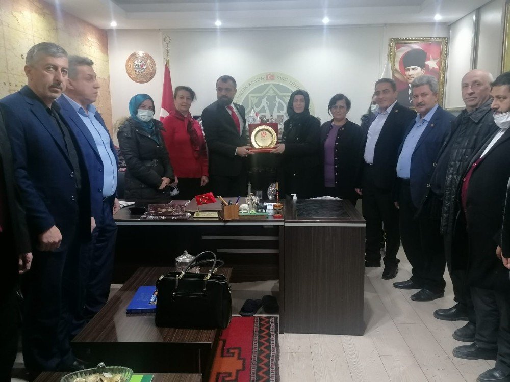 Muhtarlardan Akın’a Plaket