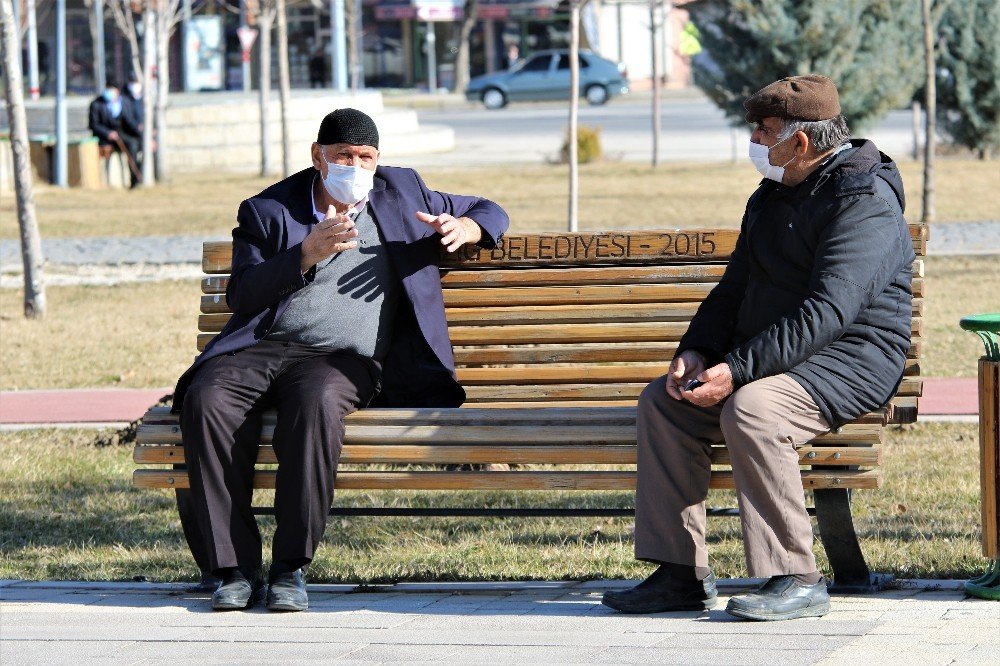 Elazığ’da Yasak Kalktı Yaşlı Ve Gençler, Bahar Havasının Tadını Çıkardı