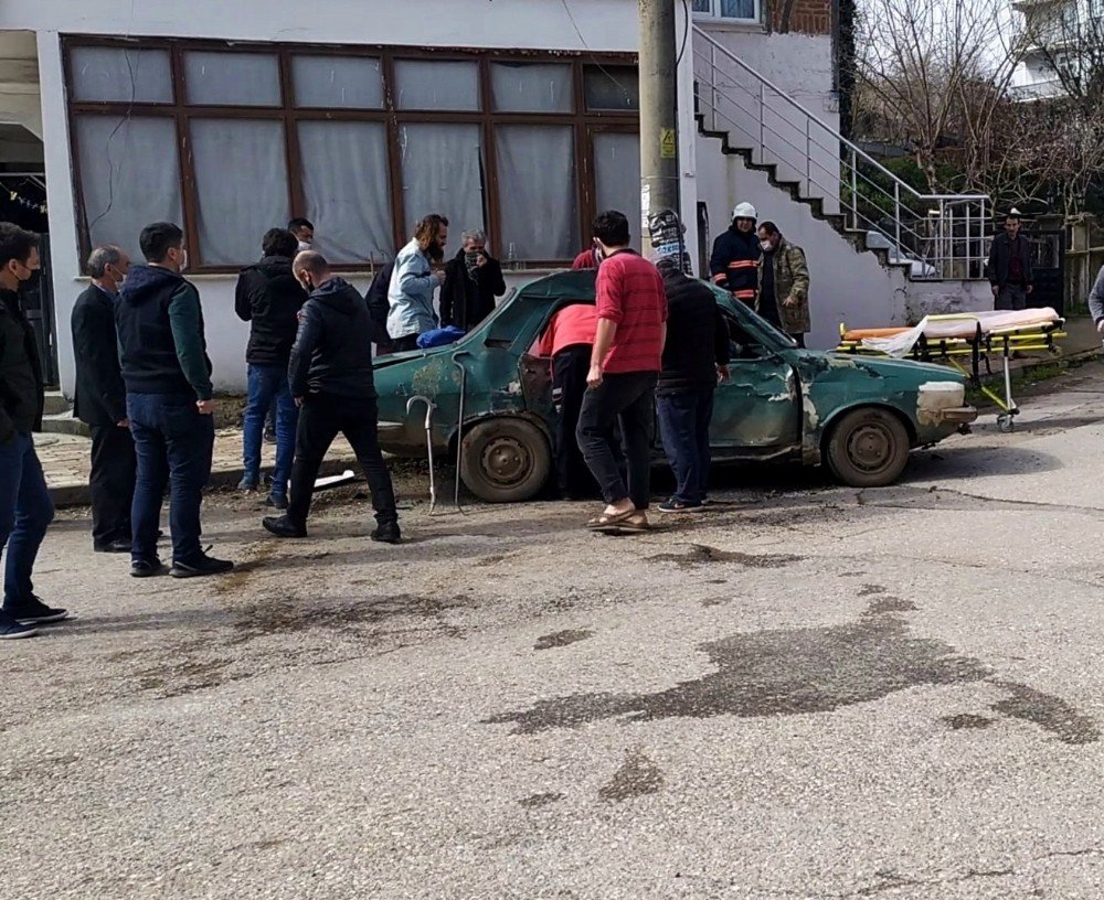 Beton Mikseri Otomobile Çarptı: 3 Yaralı