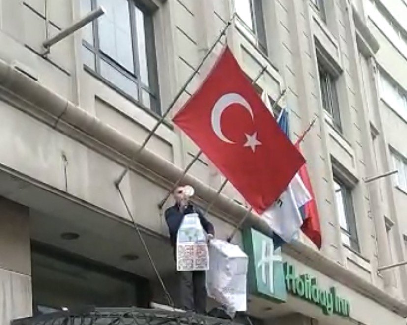 İ̇stanbul’un Göbeğinde İlginç Olay: Otel Girişine Tırmanıp Megafonla Etrafa Seslendi