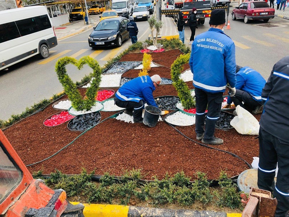 Soma’da Yeşil Alanlar Ve Caddeler Peyzaj Çalışmalarıyla Yenileniyor