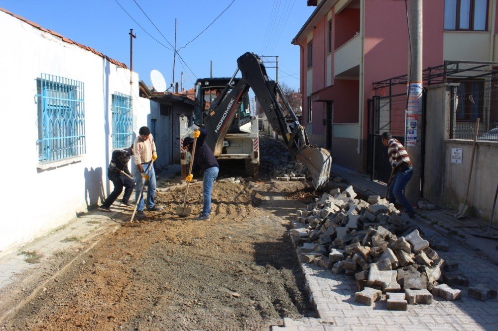 Burhaniye’de Yollar Yenileniyor