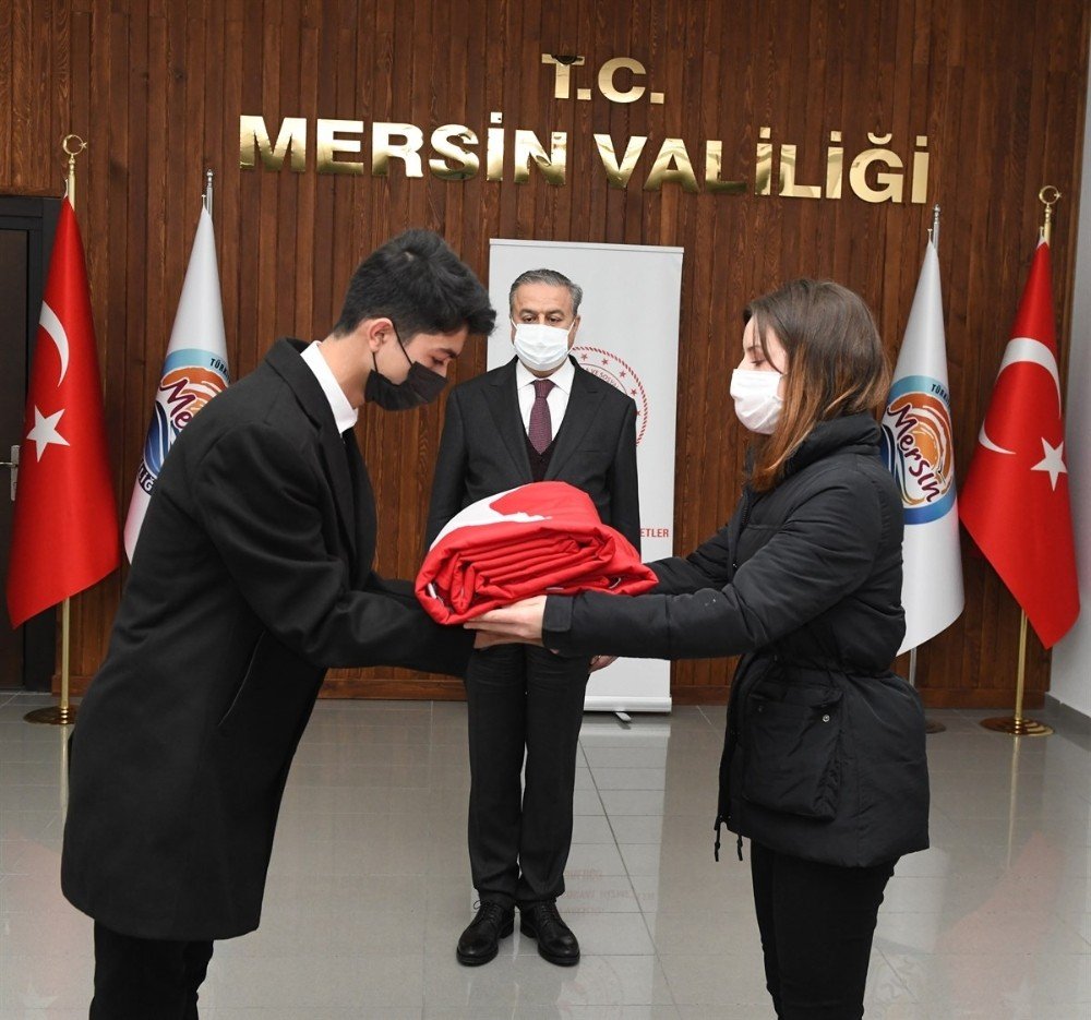 Şanlı Türk Bayrağı Mersin’den Çanakkale’ye Uğurlandı