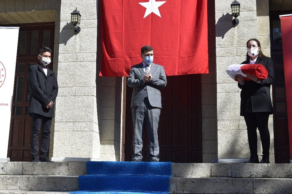 Gençlere Emanet Edilen Türk Bayrağı Çanakkale’ye Uğurlandı