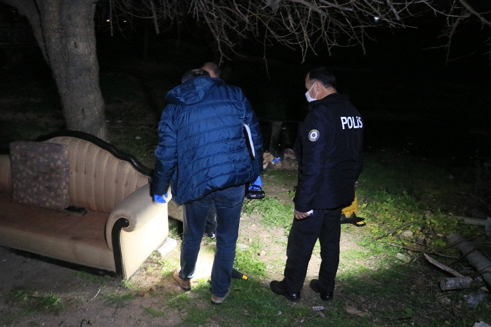 Husumetlisini Vurmak İsterken Önüne Geçen Karısını Vurdu