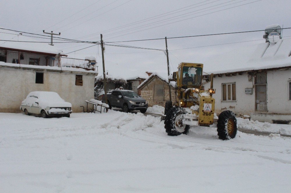 Karla Kaplanan Yollar Açılıyor