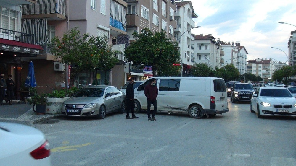 Zincirleme Kaza Ucuz Atlatıldı, Çarpışma Sesini Duyan Kaçtı