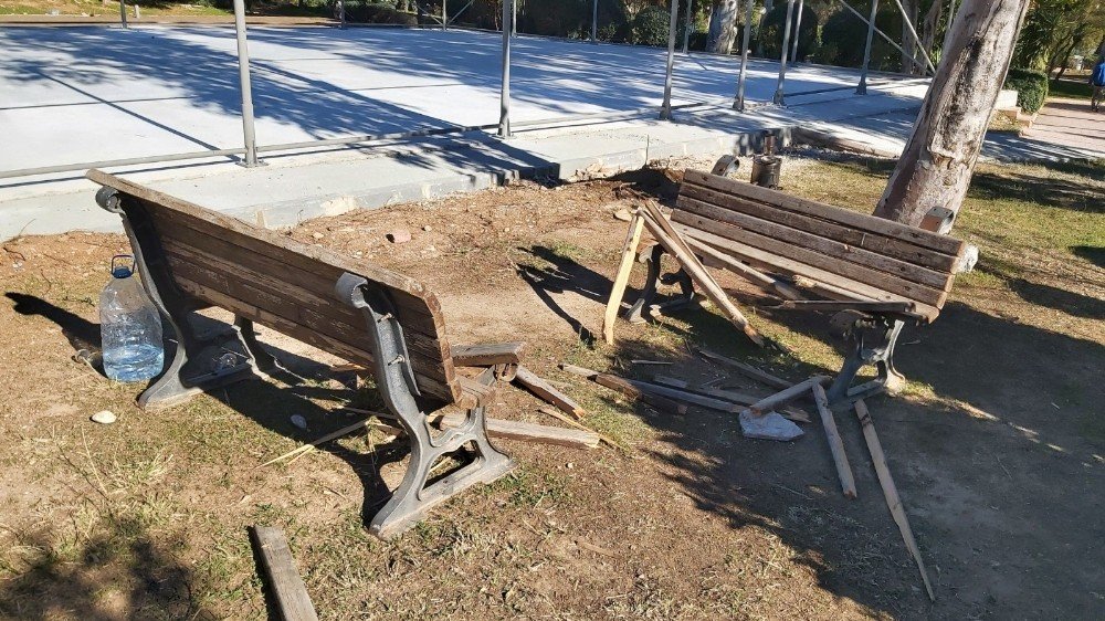 Datça’da Oturma Banklarına Zarar Verildi