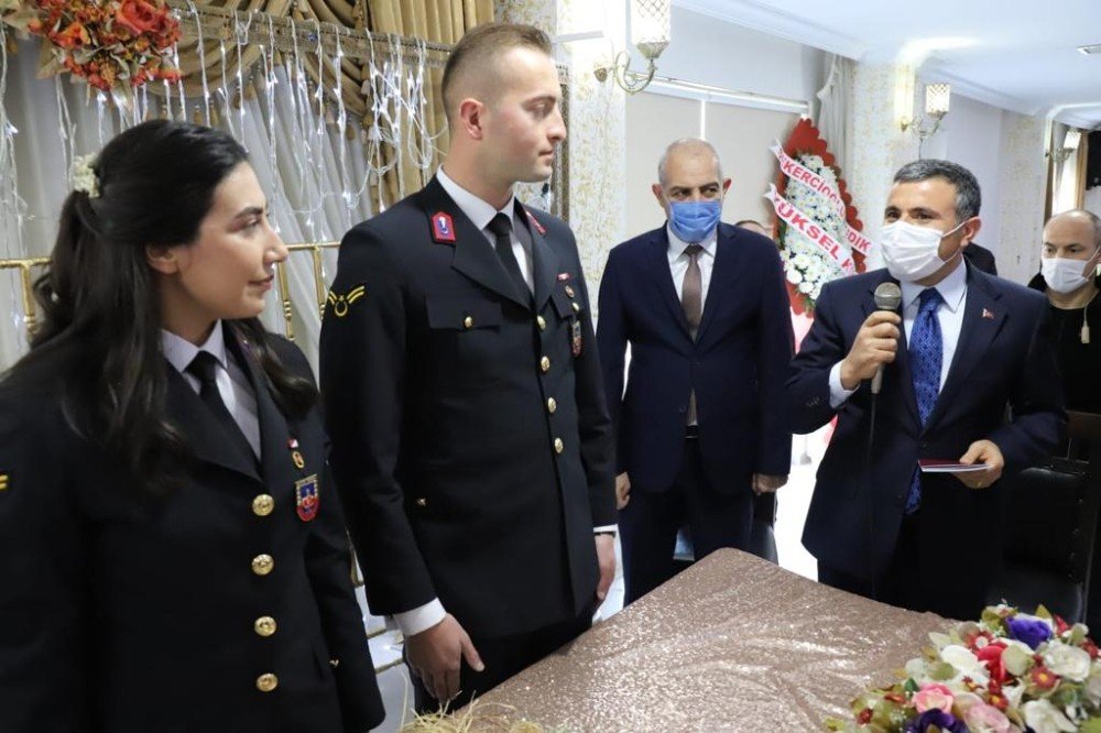 Astsubay Çift Nikahlarına Üniformaları İle Katıldı