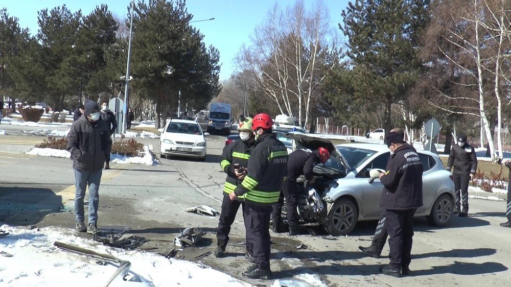 Atatürk Üniversitesi Kampüsü İçerisinde Trafik Kazası: 3 Yaralı