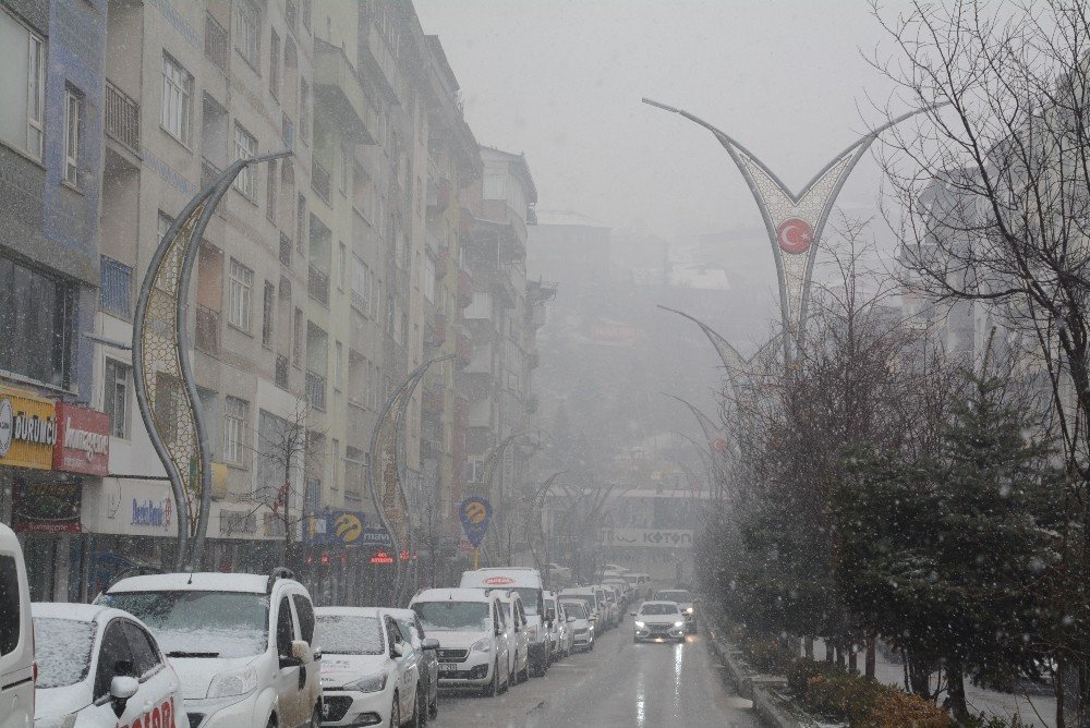 Hakkari’de Karla Karışık Yağmur Ve Sis Etkili Oldu