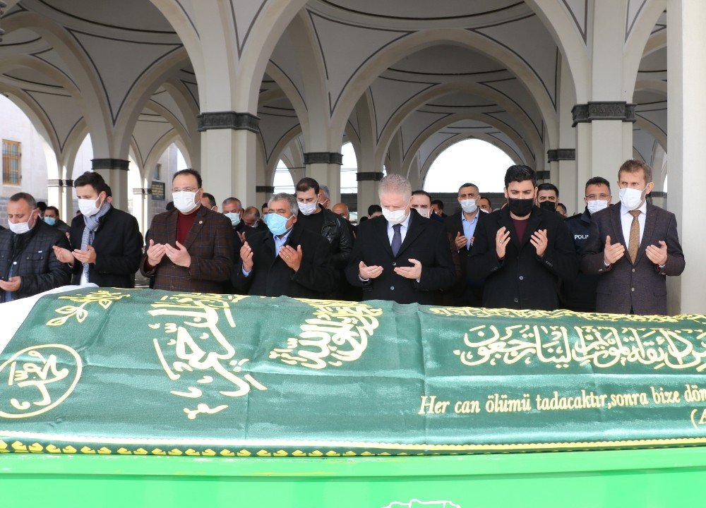 İ̇brahim Ay’ın Annesi Nükhet Ay Gözyaşlarıyla Defnedildi