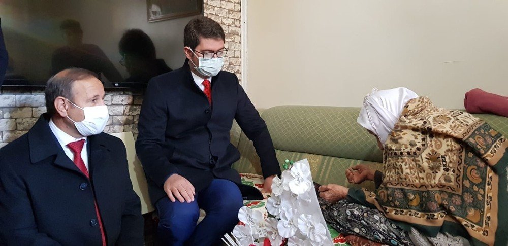 İ̇lçe Protokolünden 107 Yaşındaki Dürdane Nineye Ziyaret