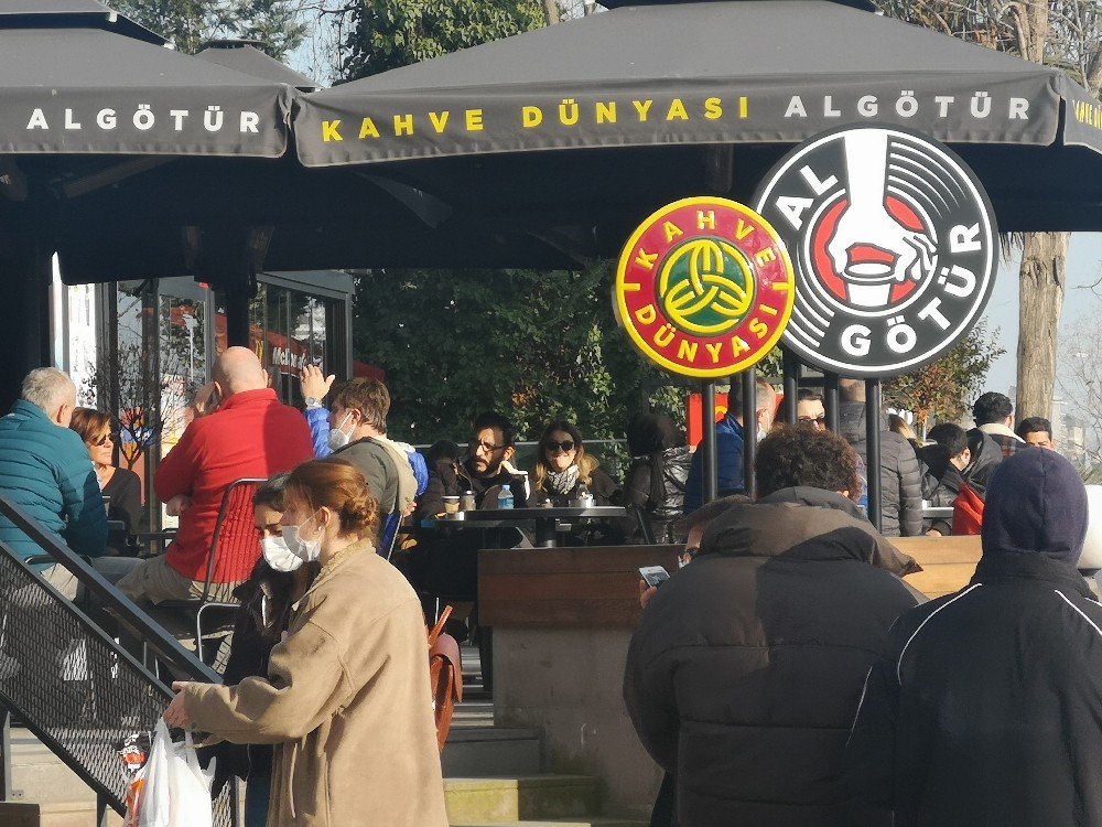 Caddebostan’da Kalabalık Havadan Görüntülenirken Bir Kişinin Gaz Maskesi İle Dolaşması Dikkat Çekti