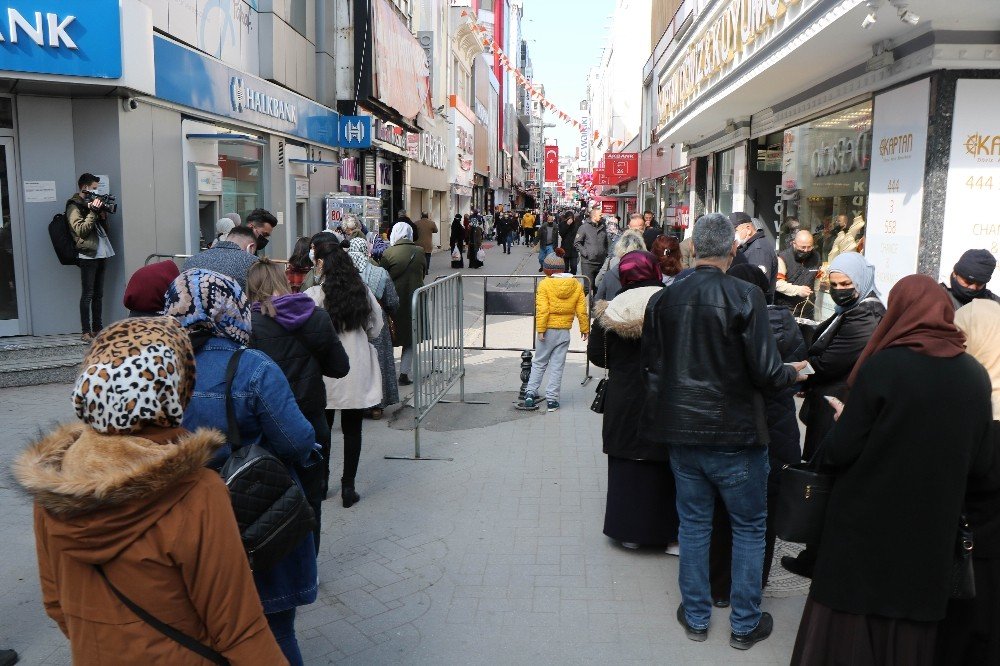 ’kırmızı’ Alarm Veren Samsun’da Tedbirler De Kuyruklar Da Arttı