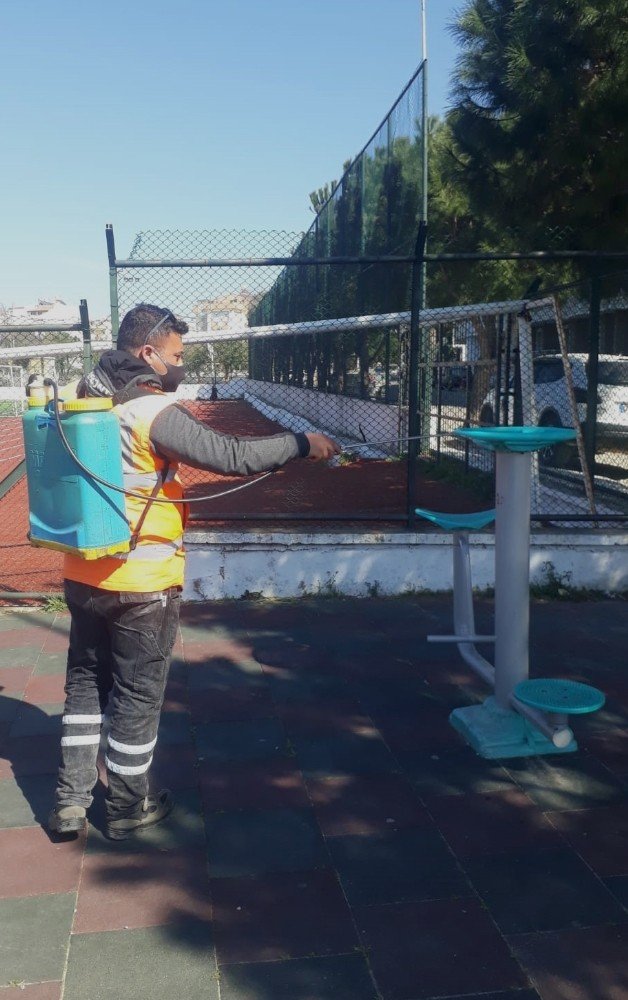 Kuşadası’nda Dezenfekte Çalışmaları Sürüyor