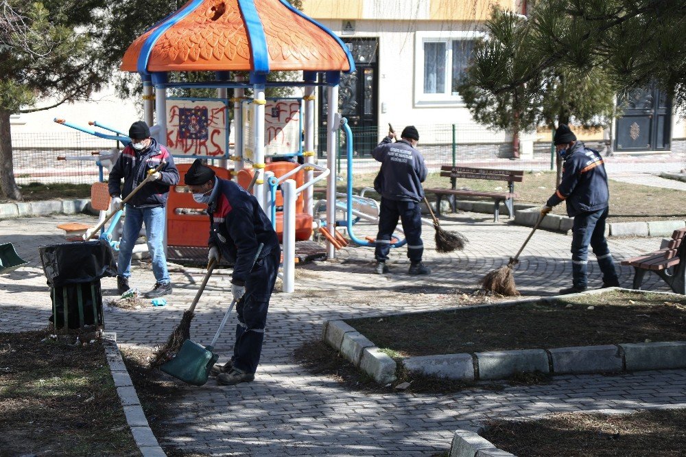 Kütahya’da Park Ve Bahçelerde Temizlik