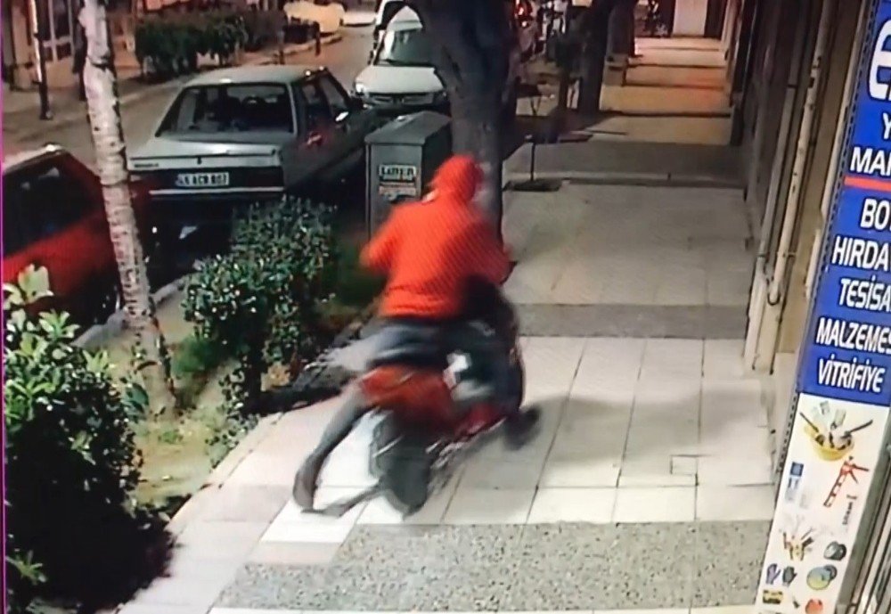 Kendi Motosikleti Gibi Alıp Gitti, Güvenlik Kamerasına Takıldı