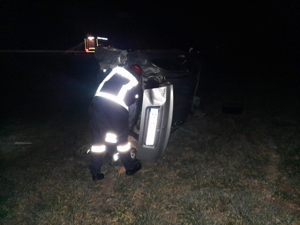 Manisa’da Otomobil Refüje Çarpıp Tarlaya Uçtu: 2 Yaralı