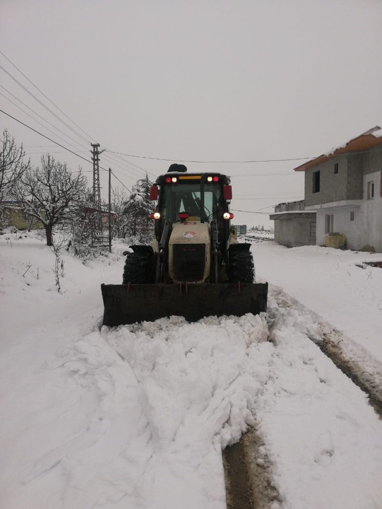 Büyükşehir Belediyesi Ekipleri, Kardan Kapanan Yolları Açtı