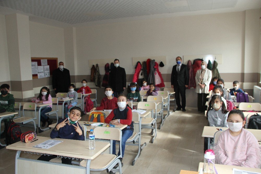 Kaymakam Demirer’den Okul Ziyareti