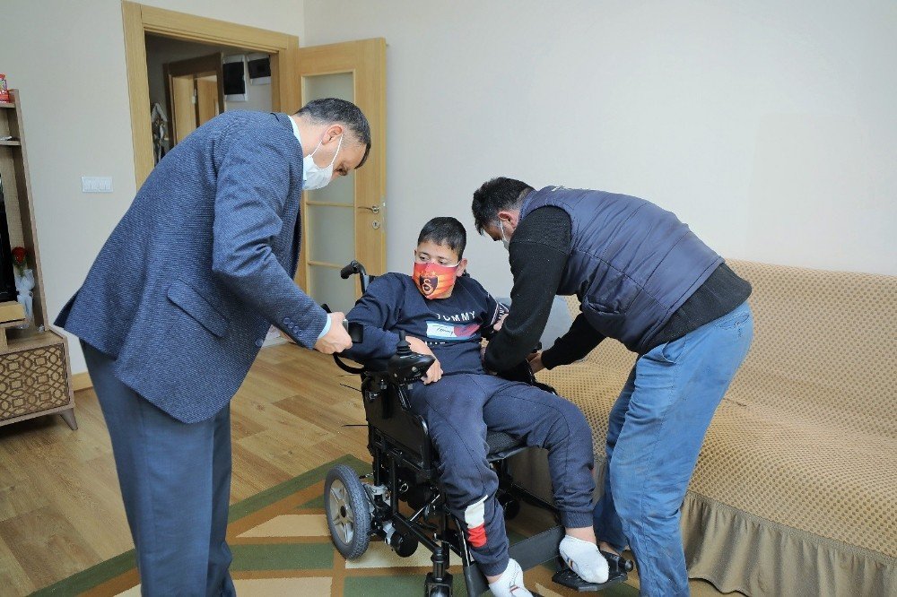 Engelli Gencin Akülü Sandalye Sevinci